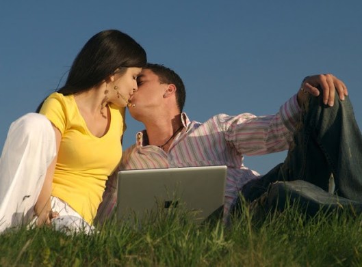 couple_in_love__kiss-of-love_romantic-relationship.com